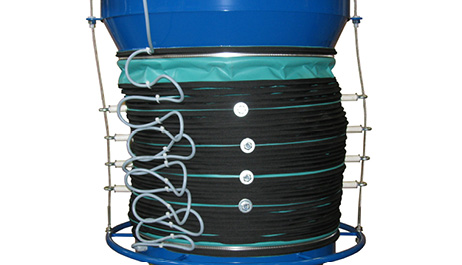 Dois cabos de elevação externos aumentam o fluxo de material e reduzem os foles de carregamento sem ocorrer desgaste do cabo devido à fricção do material e obstrução do fluxo de material